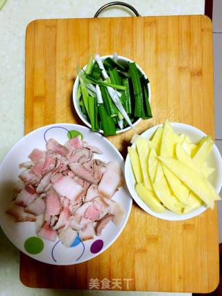 土豆片炒回锅肉的做法步骤：2