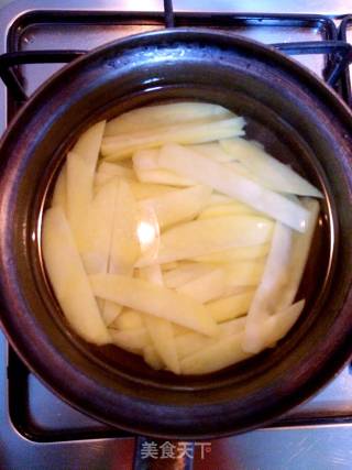 土豆片炒回锅肉的做法步骤：3