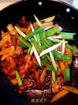 土豆片炒回锅肉的做法步骤：8