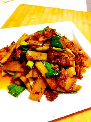 土豆片炒回锅肉的做法步骤：9