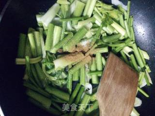 清炒鲍芹的做法步骤：5