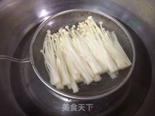 鲜虾金针菇培根卷的做法步骤：2