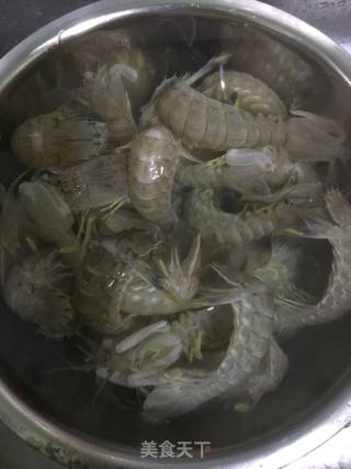 椒盐濑尿虾的做法步骤：1