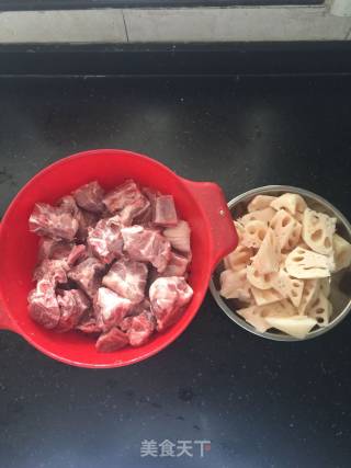 莲藕炖排骨的做法步骤：1