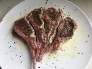 法式迷迭香烤小羊排的做法步骤：2
