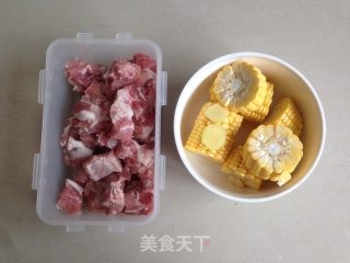 玉米烧排骨的做法步骤：1