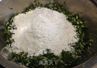 槐花饼的做法步骤：3