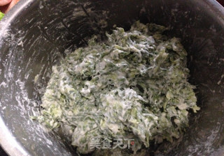 槐花饼的做法步骤：4