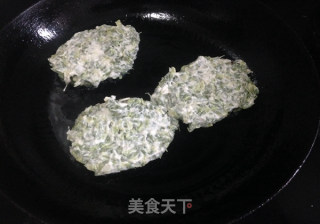 槐花饼的做法步骤：7