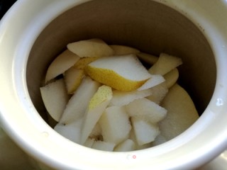 雪梨枸杞润肺养心汤的做法步骤：1