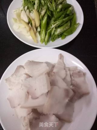 杭椒回锅肉的做法步骤：1