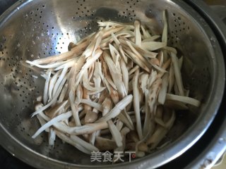 炒鸡枞菌的做法步骤：3