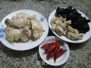 豆结黑木耳焖鸡翅根的做法步骤：1