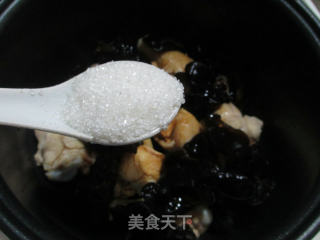 豆结黑木耳焖鸡翅根的做法步骤：5