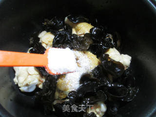 豆结黑木耳焖鸡翅根的做法步骤：6