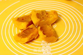 南瓜蜜豆包的做法步骤：1