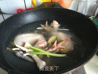 鸡枞菌土鸡汤的做法步骤：2