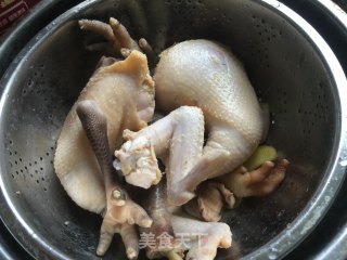鸡枞菌土鸡汤的做法步骤：3