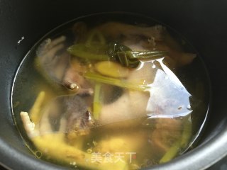 鸡枞菌土鸡汤的做法步骤：5