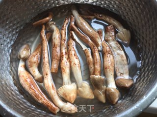 鸡枞菌土鸡汤的做法步骤：6
