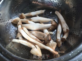 鸡枞菌土鸡汤的做法步骤：7