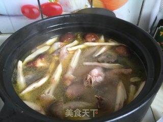鸡枞菌土鸡汤的做法步骤：11