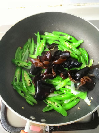 辣椒炒拆骨肉的做法步骤：7
