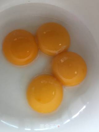 三色戚风蛋糕的做法步骤：1