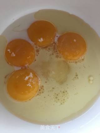 三色戚风蛋糕的做法步骤：2