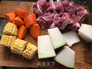 淡菜海草骨头老火汤的做法步骤：1