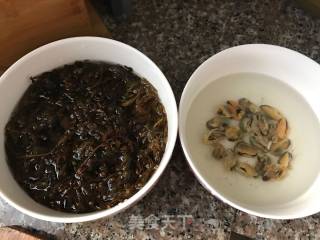 淡菜海草骨头老火汤的做法步骤：2