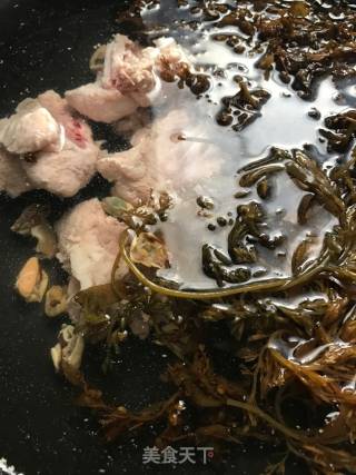 淡菜海草骨头老火汤的做法步骤：5