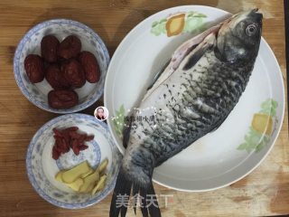 红枣枸杞鲫鱼汤的做法步骤：1
