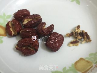 红枣枸杞鲫鱼汤的做法步骤：2
