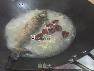 红枣枸杞鲫鱼汤的做法步骤：7