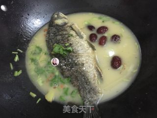 红枣枸杞鲫鱼汤的做法步骤：8