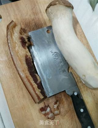 腊肉炒鸡肶菇的做法步骤：1