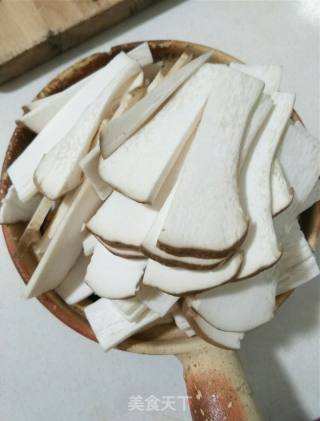 腊肉炒鸡肶菇的做法步骤：2