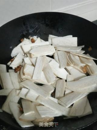 腊肉炒鸡肶菇的做法步骤：4