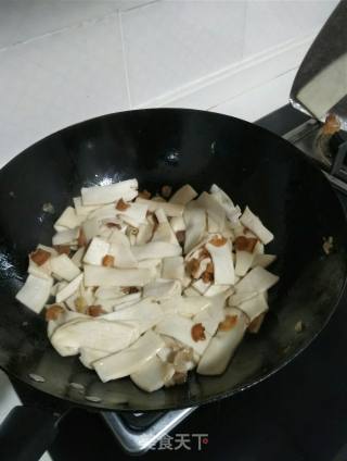 腊肉炒鸡肶菇的做法步骤：5