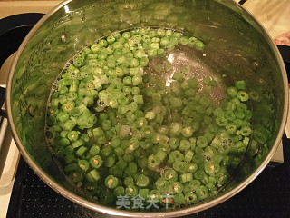 【橄榄菜肉末四季豆拌面】的做法步骤：2