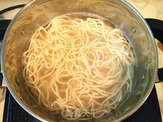 【橄榄菜肉末四季豆拌面】的做法步骤：7
