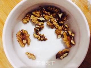 芹叶拌核桃的做法步骤：4
