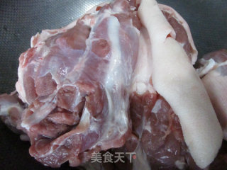 梅干菜冰糖肘子的做法步骤：1