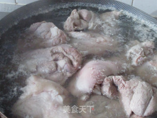 梅干菜冰糖肘子的做法步骤：2