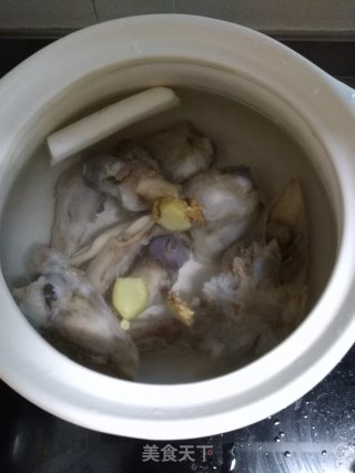 铁棍山药羊肉汤的做法步骤：2