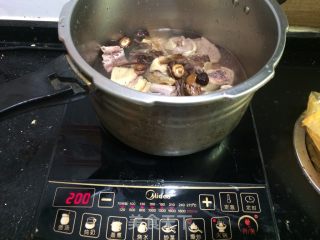 山楂汁炖香菇老鸭的做法步骤：3