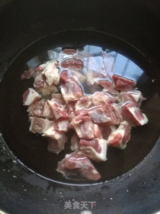 牛肉土地炖胡萝卜的做法步骤：2