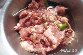 鸡架炖土豆的做法步骤：1