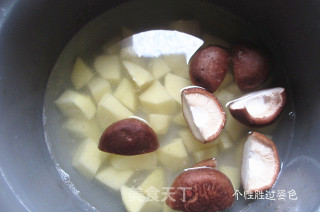 鸡架炖土豆的做法步骤：2
